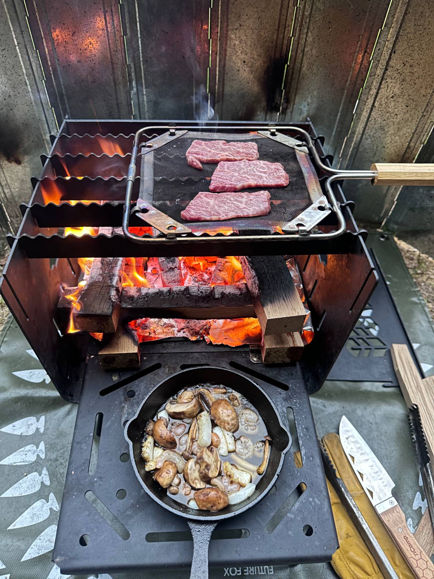 焚き火台で神戸牛とアヒージョを同時調理